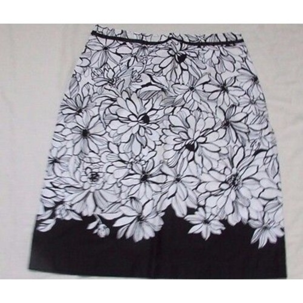 Van Heusen lightweight white black flowers skirt cotton 23.25" long womens 6